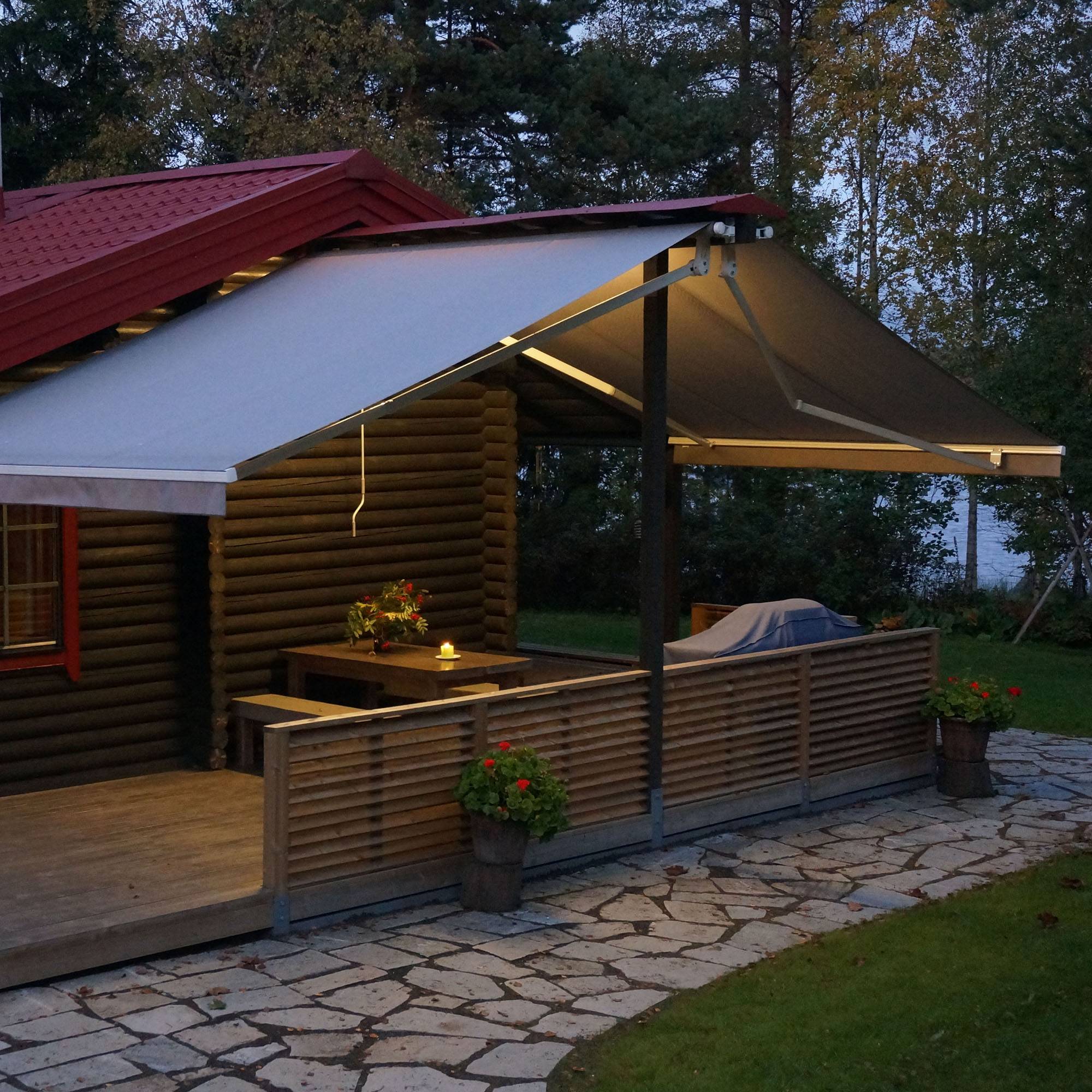 Terraza exterior iluminada con tira de LED, creando una iluminación atmosférica en la terraza. Ledstore.fi